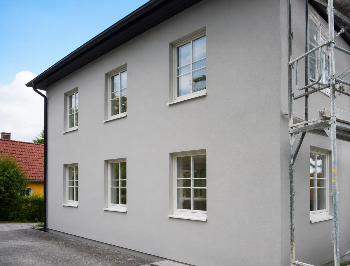Ren och nybehandlad putsfasad på svenskt hus