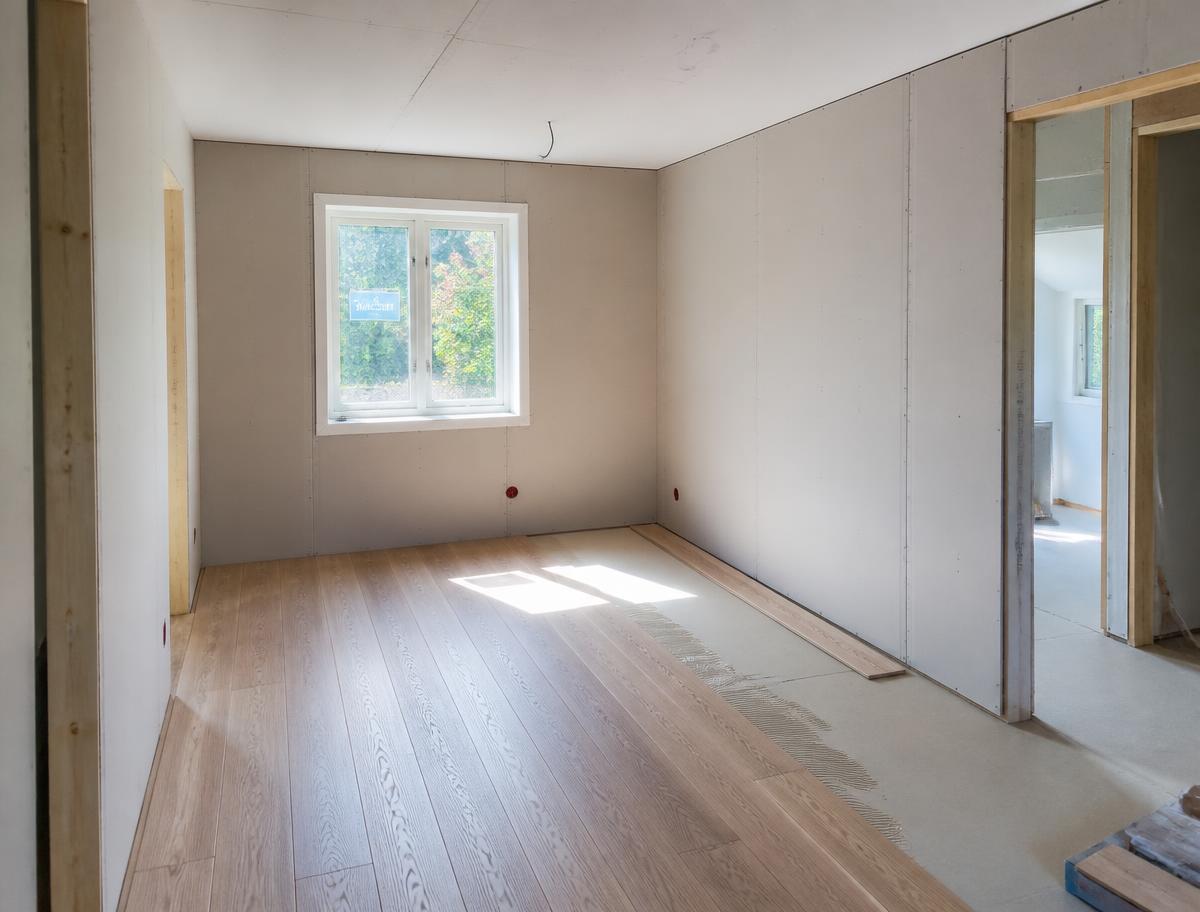 Färdig renovering med nya ytskikt och trägolv