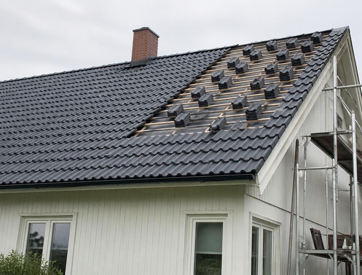Välskött tak på svensk villa efter takarbete
